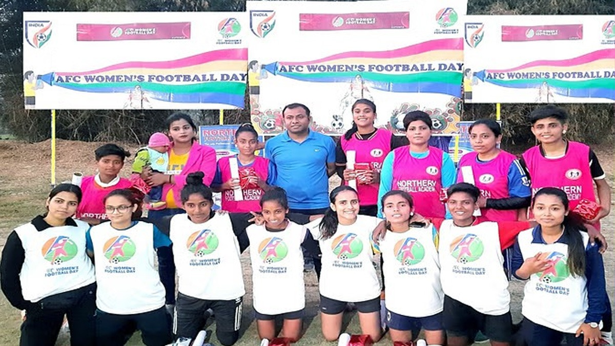 UP: पुरस्कार प्राप्त कर खुशहाल हुए खिलाड़ियों के चेहरे, शहर की फुटबॉल खिलाड़ियों ने मनाया महिला दिवस।