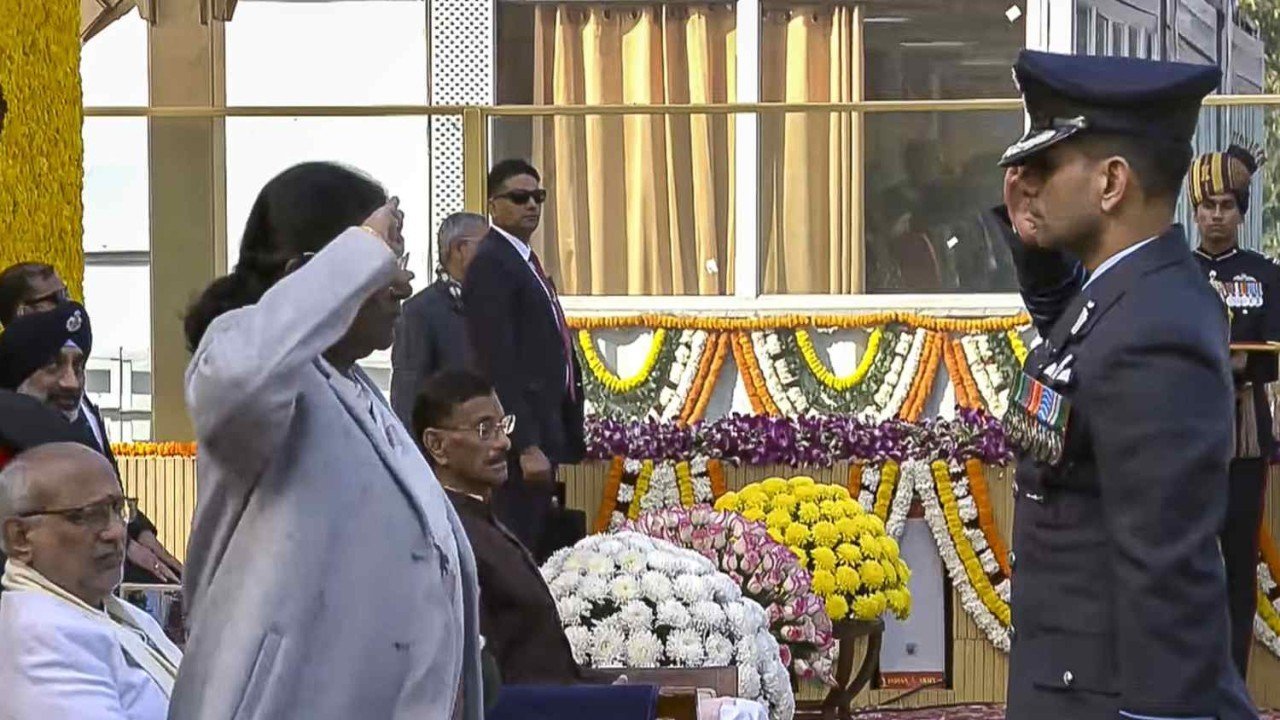 77वें गणतंत्र दिवस के मौके पर ग्रुप कैप्टन शुभांशु शुक्ला को राष्ट्रपति ने अशोक चक्र से सम्मानित किया,यह सम्मान के अवसर पर कड़ी सुरक्षा और भव्य समारोहों के बीच औपचारिक परेड के दौरान प्रदान किया गया।