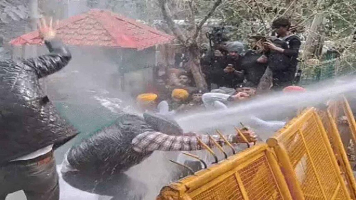 Punjab News: पंजाब में AAP का कांग्रेस के खिलाफ जमकर प्रदर्शन, पुलिस ने चलाया वाटर कैनन